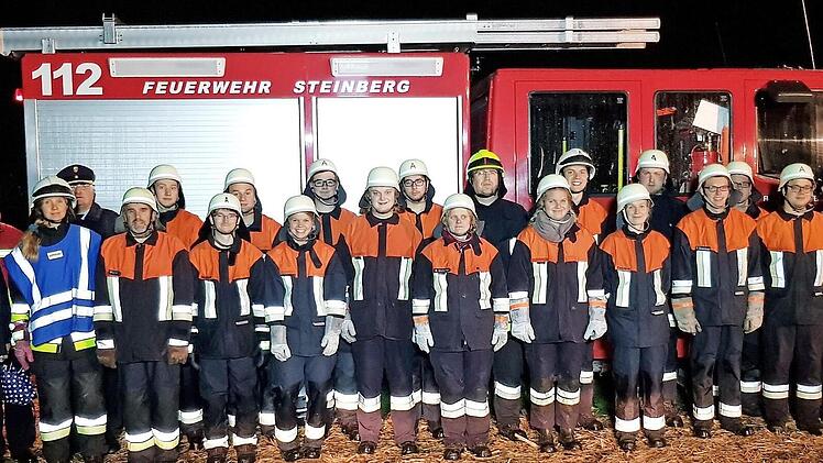 Zwei Löschgruppen der FFW Steinberg bestanden ihre Leistungsprüfung "Wasser". Das Bild zeigt sie mit Vertretern der Kreisbrandinspektion Kronach und Zweitem Bürgermeister Gerhard Eidelloth (Zweiter von rechts): KBM Markus Wachter, Nadine Hempfling, KBM Frank Fischer, Sandra Grieshammer, KBI Hans-Ulrich Müller, Christan Grubert, Dominik Zeus, Michael Zwosta, Manuel Fischer, Kristin Grieshammer, Rafael Zwosta, Johannes Thran, Christopher Angles, Antje Irmischer, Erster Kommandant Stefan Bauer,...