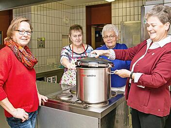 Jutta Kattner (r.) übergab den Schnellkochtopf. Foto: Heinrich Schmidt