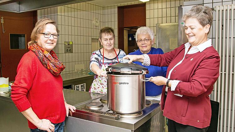 Jutta Kattner (r.) übergab den Schnellkochtopf. Foto: Heinrich Schmidt