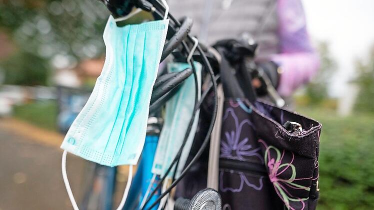 Fit durch Herbst und Winter radeln: Mit vorausschauender Fahrweise und passender Maske f&uuml;rs Gesicht  Foto: Sebastian Gollnow/dpa