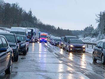 Auto überschlägt sich wegen Glätte auf A70
