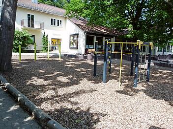 Hinter dem bestehenden Kindergarten soll ein Neubau entstehen. Dessen Finanzierung legte der Gemeinderat bei seiner Sondersitzung am Montag fest.