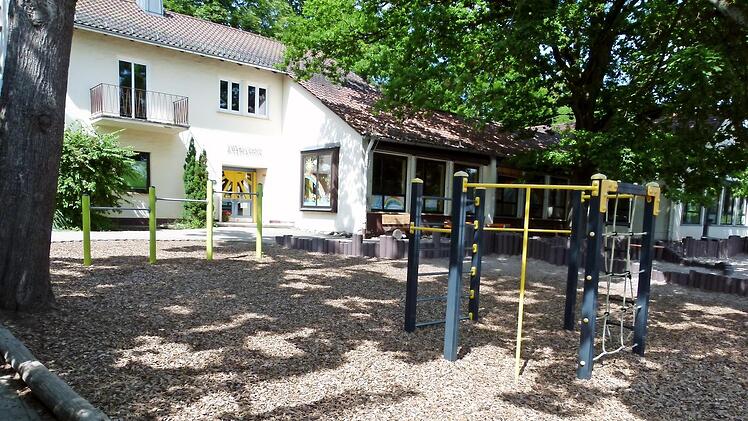 Hinter dem bestehenden Kindergarten soll ein Neubau entstehen. Dessen Finanzierung legte der Gemeinderat bei seiner Sondersitzung am Montag fest.