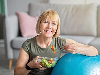 Gute Ernährung und ausreichend Bewegung sind wichtig für ein gut funktionierendes Immunsystem - neben genügend Schlaf und wenig Stress.