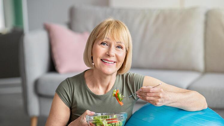 Gute Ernährung und ausreichend Bewegung sind wichtig für ein gut funktionierendes Immunsystem - neben genügend Schlaf und wenig Stress.
