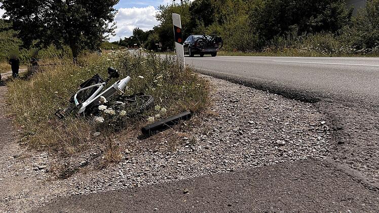 Kreis Kitzingen: Auto erfasst Fahrrad - Radlerin schwer verletzt in Klinik