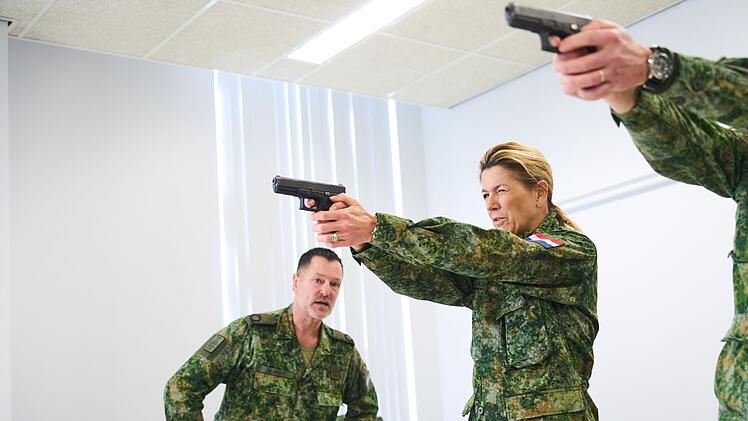 K&ouml;nigin M&aacute;xima startet Ausbildung als Reservistin