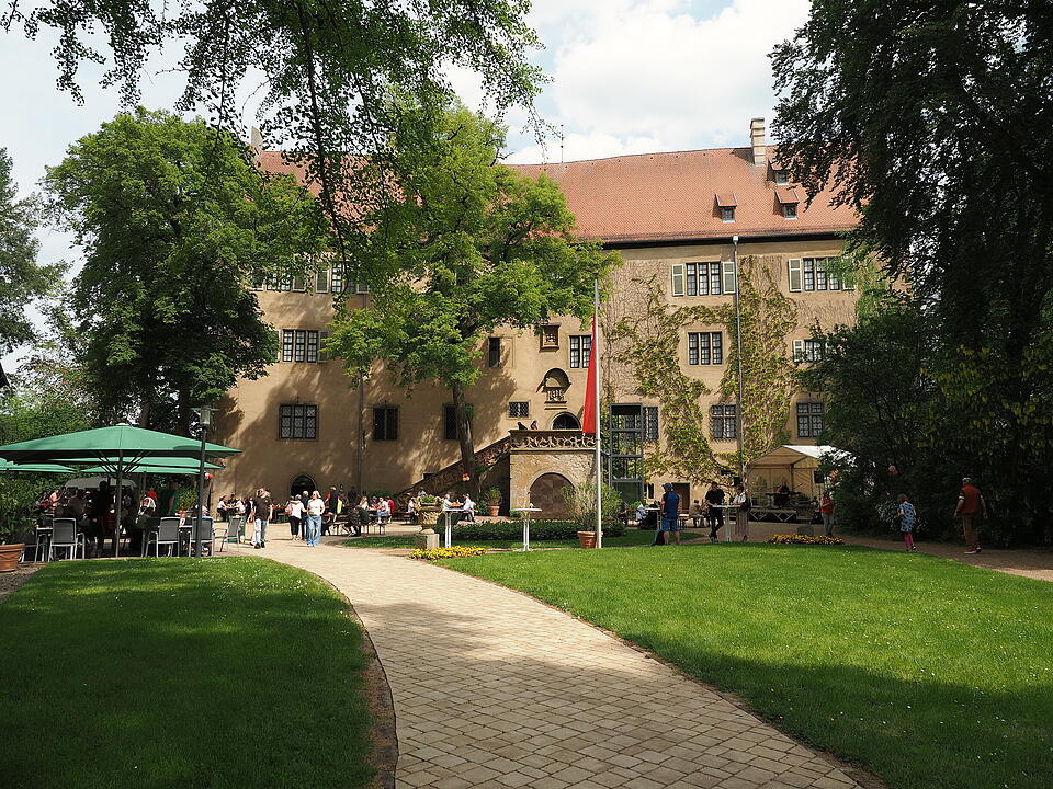 Themenf&uuml;hrungen, Kreativangebote und Live-Musik