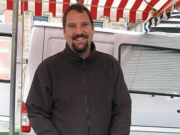 Philip Streitberger verkauft Zwiebeln aus Eigenbau.