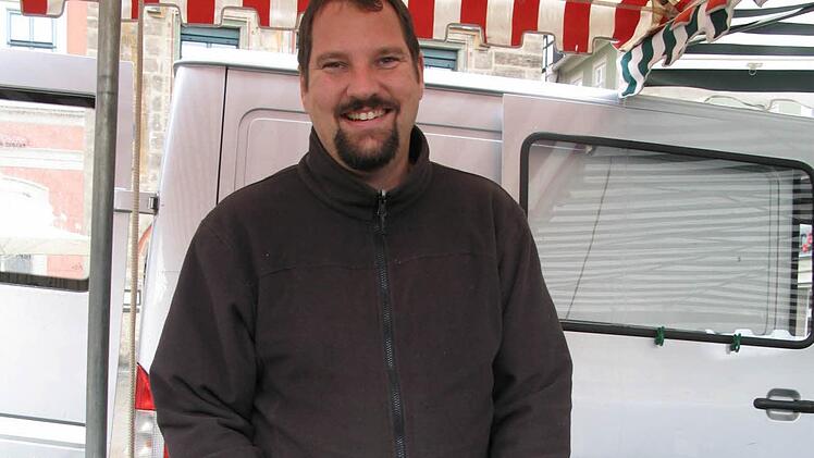 Philip Streitberger verkauft Zwiebeln aus Eigenbau.