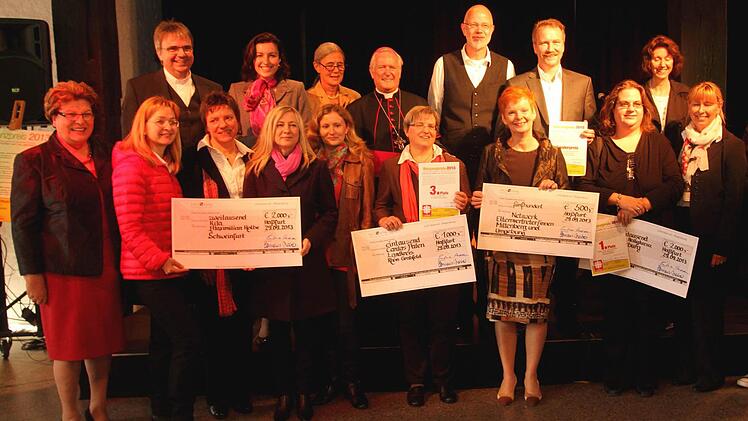 Die Preisträger für den "Vinzenzpreis" mit Landtagspräsidentin Barbara Stamm (links) sowie Domkapitular Clemens Bieber und MdB Dorothee Bär (hintere Reihe von links) und Bischof Friedhelm Hofmann (hintere Reihe 4. von links).