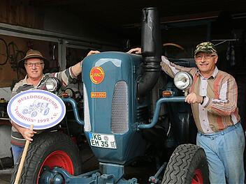 Freuen sich auf das große Schleppertreffen: Elmar und Peter Metzung an einem alten Lanz-Bulldog aus dem Baujahr 1949. Foto: Gerd Schaar