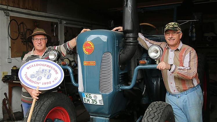Freuen sich auf das große Schleppertreffen: Elmar und Peter Metzung an einem alten Lanz-Bulldog aus dem Baujahr 1949. Foto: Gerd Schaar
