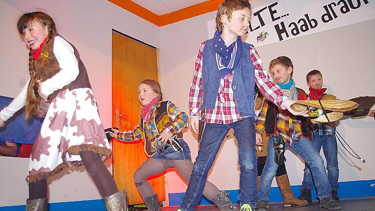 Die Kids begeisterten mit einem Westerntanz beim Büttenabend in Effelter.