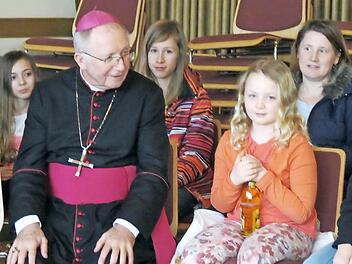 Weihbischof Ulrich Boom im Gespräch mit Kindern und Jugendlichen in Ramsthal.  Foto: Doris Bauer
