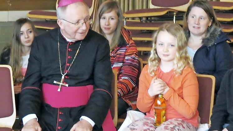 Weihbischof Ulrich Boom im Gespräch mit Kindern und Jugendlichen in Ramsthal.  Foto: Doris Bauer