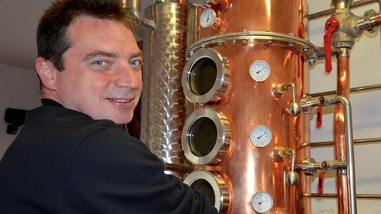 Johannes Haas an seiner Brennanlage Foto: Wilfried Roppelt