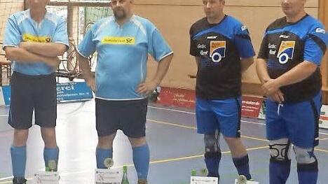 Beim Radball-Bezirkspokal in Steinwiesen waren Tommy Jonak und Georg Porzel erfolgreich. Dritte wurden Dominik Beiergrößlein und Roland Schneider (von links). Foto: privat