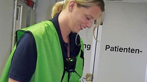 Blasenpflaster sind der Renner, weiß Einsatzleiterin Miriam Schirmer. Foto: Heike Schülein