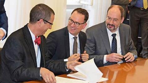 Notarvertrag unterzeichnet: Notar Jens Eue, Veit Bergmann und Jörg Musial (Bima) (v.l.) im Bamberger Rathaus.  Foto: Ronald RInklef