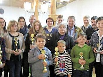 Man freute sich über die Auszeichnungen (vorne, v. l.): Finn Ohnemüller, Nils Ohnemüller, Leander Wohlrath, Vorsitzende Ursula König; (zweite Reihe): Sophie Penzel, Hannah Will, Nathalie Becke, Waltraud Blüchel, Mario Spindler; (hintere Reihe, v. l.): Linda Will, Carolin Fischer, Elmar Hildner, Sabrina König, Niklas Klatt, Rudi Jobst, Jonas Klatt. Foto: privat