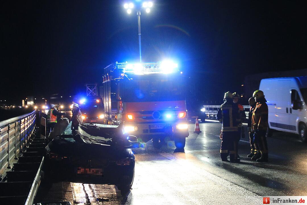 Fahranfänger schleudert mit BMW in Lastwagen - Vater bei Crash eingeklemmt und schwerst verletzt