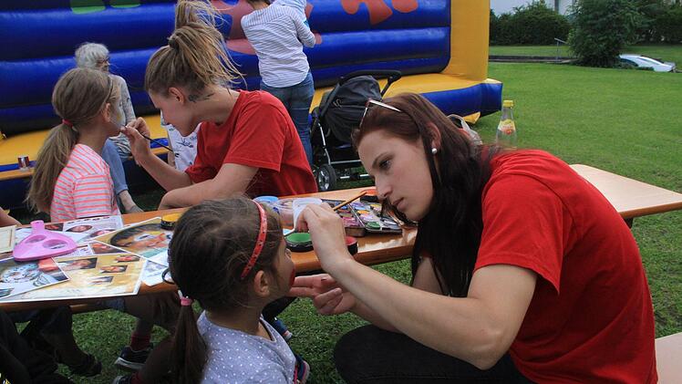 Während die Erwachsen Kaffee und Kuchen genossen, konnten sich die Kinder schminken lassen. Foto: Gerda Völk