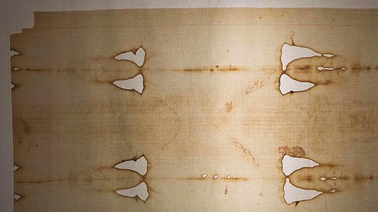 Zentrales Ausstellungsstück ist ein Faksimile des Grabtuches von Turin. Foto: Malteser/Lux