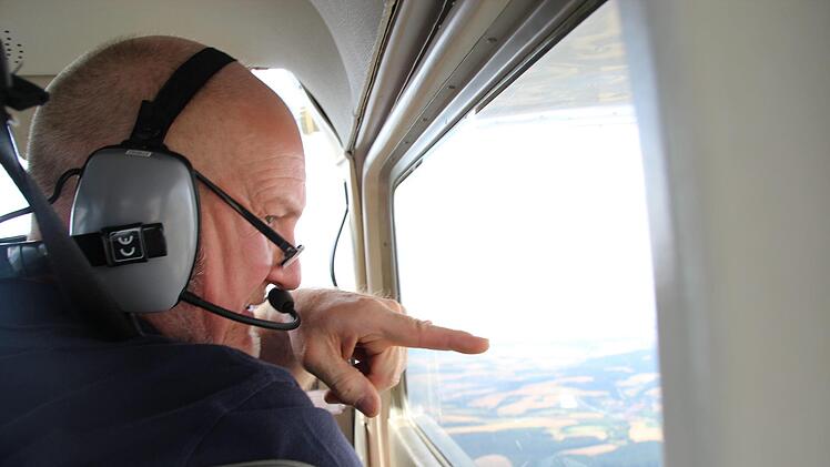 Christian Neugebauer sucht während eines Beobachtungsflugs nach Rauch in Wald und Flur. Johannes Schlereth