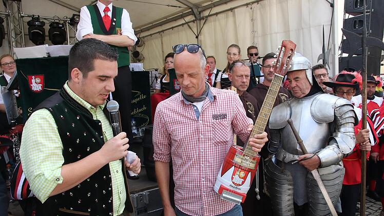 Frank Hebig zeigt Bürgermeister Maximilian Neeb seine besonderen Gitarren, die versteigert werden sollen. Foto: Michael Stelzner