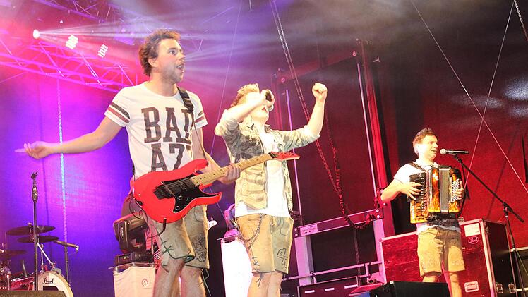 Die Dorfrocker (Foto) sorgten mit besonderen Gästen schon 2018 für ein "Muppberg-Malle" auf dem Schützenplatz. Es ist zwar nicht das Hundsfrasser Open Air, aber die Konzertbesucher dürfen sich auf ein ganz besonders Schmankerl freuen. Denn die Dorfrocker "unplugged" gibt es auch nicht alle Tage und sie sind ein echtes Highlight.  Foto: CT Archiv