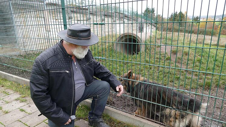Jürgen Horn, Vorsitzender des Tierschutzvereins, wird sich für Tiere und Kinder in den Nikolaus verwandeln. Das wird auch dem Schäferhund gefallen.