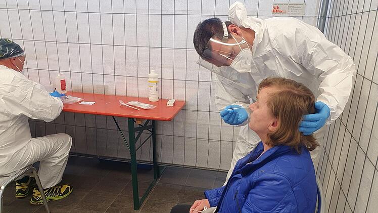 Soldat Thomas Schletz nimmt bei Evelyn Bergmann aus Wirsberg einen Nasenabstrich vor. Sie möchte ihre Mutter im Seniorenheim besuchen. Foto: Christine Fischer