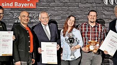 Staatsminister Dr. Florian Herrmann (von links), Comedian Django As&uuml;l, Landesinnungsmeister Konrad Ammon, Filialleiterin Sandra Krons, Metzgermeister Markus Alles, Bundeslandwirtschaftsminister Alois Rainer.