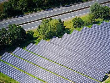 Nahe Zapfendorf und Unterleiterbach werden bald Photovoltaikanlagen neben der Autobahn gebaut. Stadtwerke Forchheim (Symbolbild)