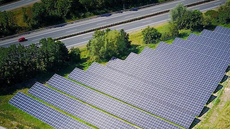 Nahe Zapfendorf und Unterleiterbach werden bald Photovoltaikanlagen neben der Autobahn gebaut. Stadtwerke Forchheim (Symbolbild)