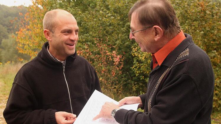 Mit dem Plan der Streuobstwiese und den Standorten der 52 Bäumen Bürgermeister Jochen Steppert (links) und sein Vorgänger Peter Kirchner. Foto: Günther Geiling