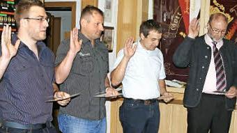 Die neuen Gemeinderäte wurden von Bürgermeister Willi Sendel-beck vereidigt: Steffen Kropp, Mathias Sperber (beide SPD), Matthias Sperber (ÜWG) und Armin Schätzlein (CSU); im Bild von links.