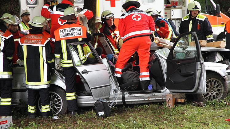 An einem Baum endete die Fahrt von Ebermannstadt in Richtung Drügendorf für eine Autofahrerin aus dem Landkreis Forchheim. Foto: Mathias Erlwein