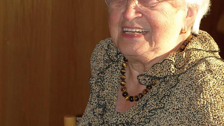 Rosemarie Kretschmerist die einstige Herausgeberin der Zeitschrift "Römerstäder Ländchen" und Ortsbetreuerin der Heimatvertriebenen aus der Stadt Römerstadt sowie einstige Organisatorin zahlreicher Busfahrten in die alte Heimat. Sie sagt: " Ich begrüße die Unterzeichnung der Partnerschaft auch auf politischer Ebene der Stadt Zeil und unserer Heimatstadt Römerstadt. Ich hoffe, dass dies auch zukunftsorientiert mit Leben erfüllt werde und dass dies besonders von der Jugend von beiden Seiten au...