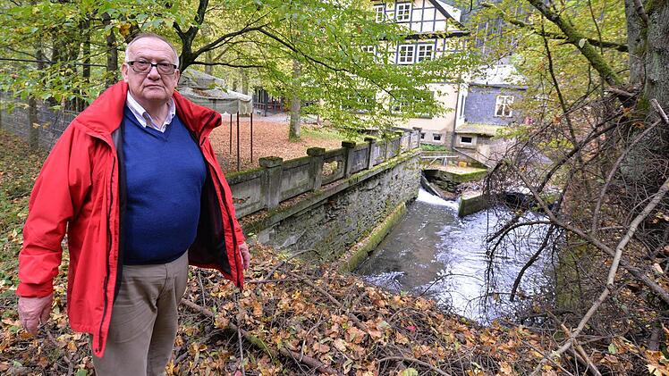 Martin Weber auf der Brücke über die Loquitz bei Falkenstein. Über diese Brücke gelangte man nach Lichtentanne in Thüringen.  Foto: Ronald Rinklef