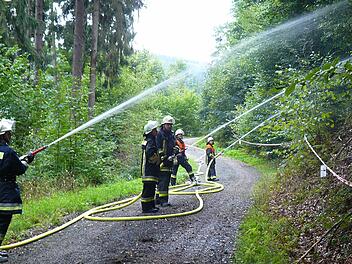 Die Pressecker beginnen mit den Löscharbeiten. Foto: Klaus-Peter Wulf