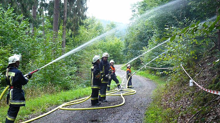 Die Pressecker beginnen mit den Löscharbeiten. Foto: Klaus-Peter Wulf