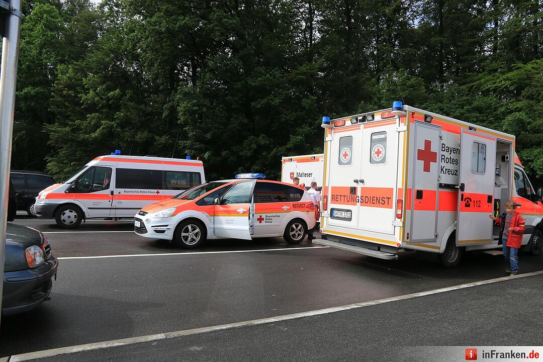 Unfall bei Ebrach: Mit Kindern besetzter Reisebus rutscht in Straßengraben