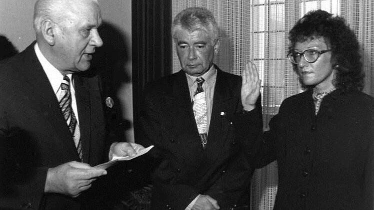 Stadtratssenior Emil Kastner (links) vereidigt am 16. Januar 1995 die neue Oberbürgermeisterin; Mitte: Wolfgang Protzner. Foto: BR-Archiv