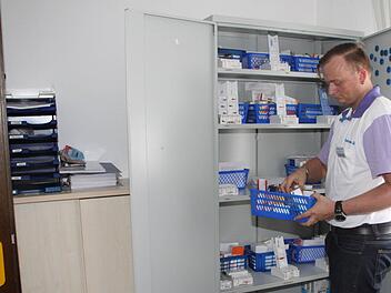 Deutlich mehr Platz gibt es in den neuen Räumen der Diakonie-Sozialstation in Mainleus: Stellvertretender Pflegedienstleiter Christopher Heybach stellt Arzneien zusammen. Foto: Archiv/Jürgen Gärtner