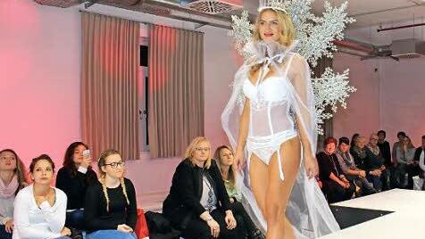 Sie erinnert an eine Eisprinzessin.