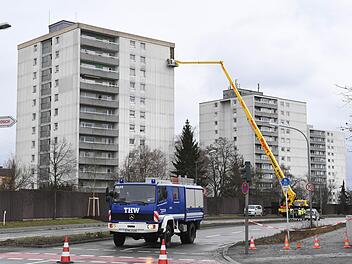 Ein großes Loch klaffte in der Fassade dieses Hochhauses an der Siemensstraße. Die Platte war im Sturm herabgefallen, weshalb der Berliner Ring über Stunden gesperrt werden musste.  Fotos: Ronald Rinklef