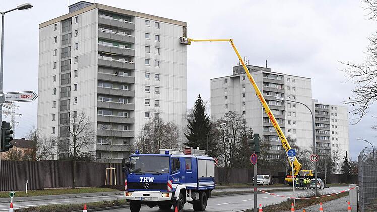Ein großes Loch klaffte in der Fassade dieses Hochhauses an der Siemensstraße. Die Platte war im Sturm herabgefallen, weshalb der Berliner Ring über Stunden gesperrt werden musste.  Fotos: Ronald Rinklef
