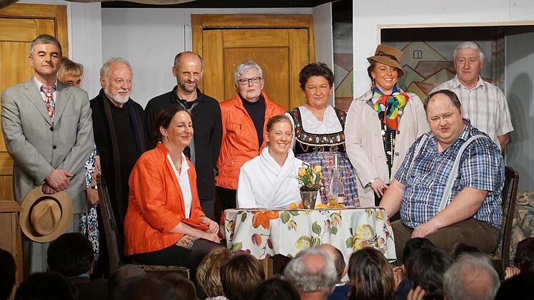 Die Darsteller (v.l.): Rainer Hofmann, Silvia Gebhardt (teilweise verdeckt), Rainer Lindenmann, Evi Trummer (sitzend), Hans-Peter Güthlein, Ilsegret Werker (Souffleuse), Bianca Schliffka (sitzend), Gisela Herkt, Jane Lindenmann, Peter Fees (sitzend), Josef Wagner (Bühne, Requisite, Stimme aus dem Off).  Foto: Pascale Ferry